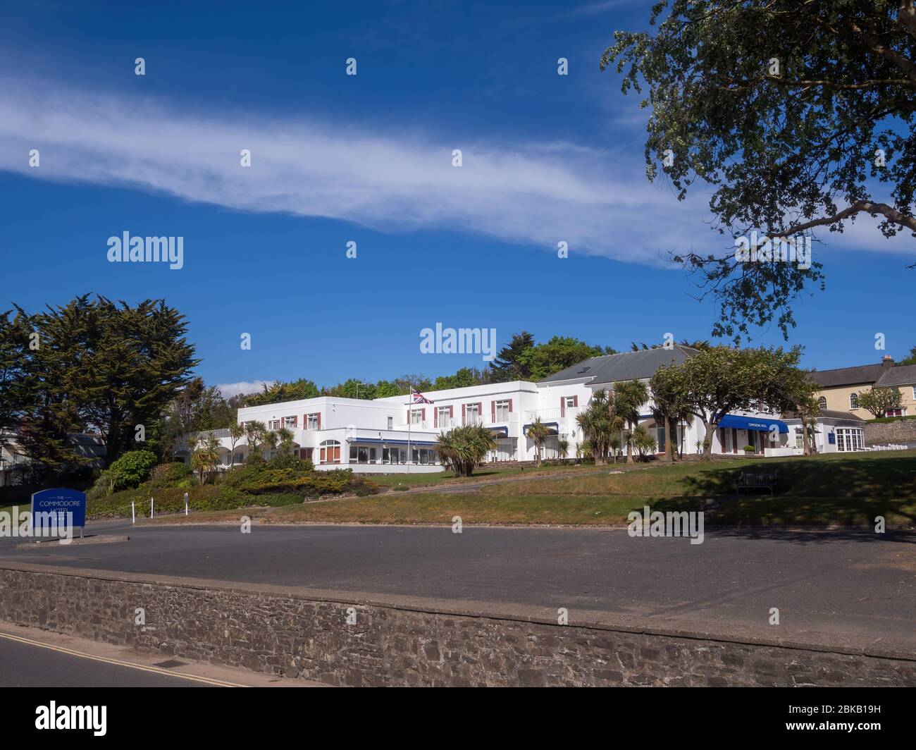 INSTOW, NORTH DEVON, INGHILTERRA - 2 MAGGIO 2020: Vista del Commodore Hotel sul lungomare nel villaggio di Instow. Foto Stock