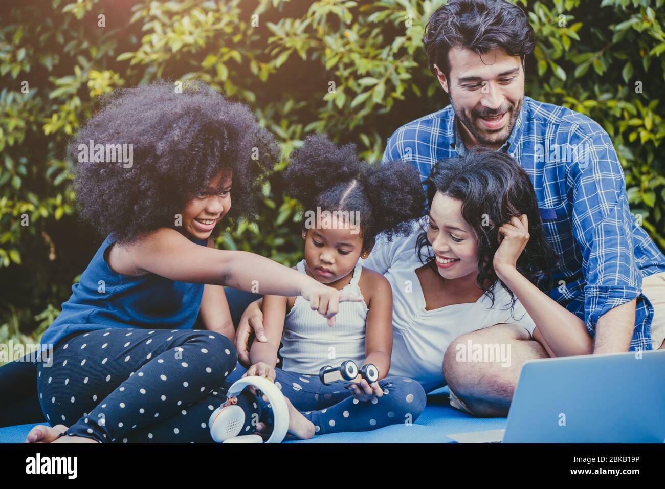 Attività per famiglie all'aperto a casa cortile felice godere di un momento divertente durante il soggiorno a casa Self quarantena Foto Stock