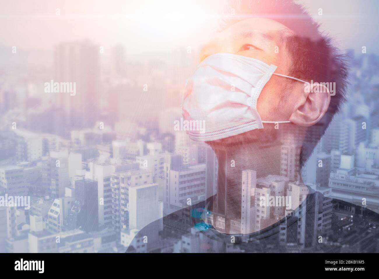 Sano asiatico bello uomo indossando maschera facciale sovrapposizione città metro sfondo per prevenire virus inquinamento atmosferico concetto Foto Stock