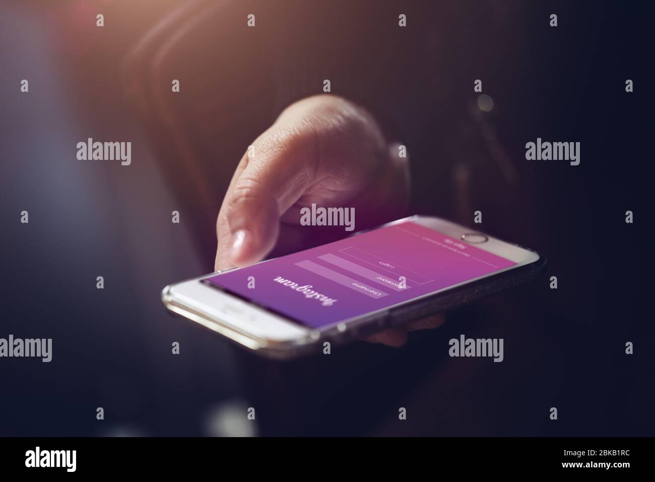 Closeup persone che utilizzano l'app Instagram nella schermata di accesso smartphone, illustrazione sul display del telefono., Bangkok, marzo 2020. Foto Stock