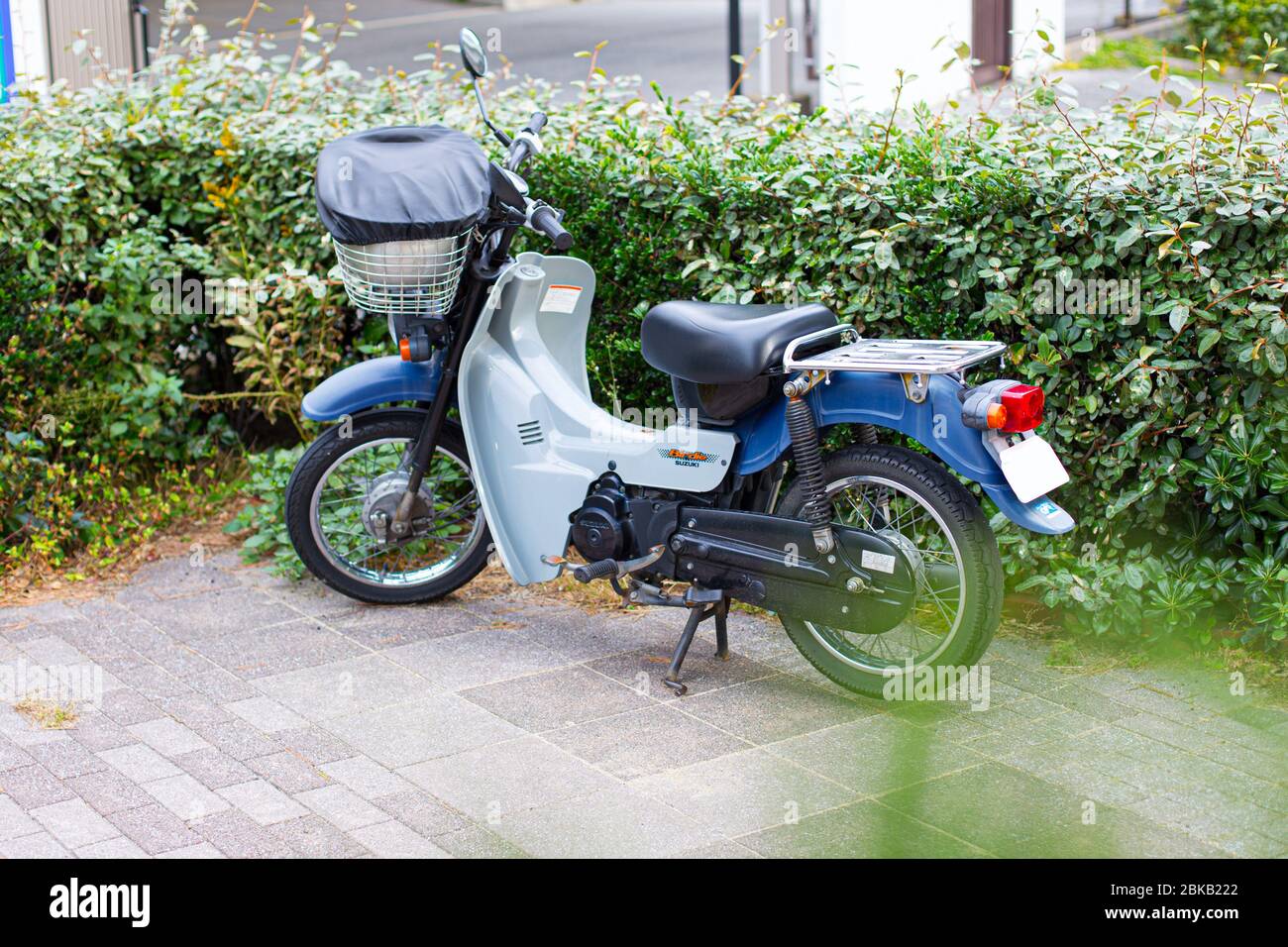 Suzuki Birdie popolare giapponese vintage retrò stile parcheggio moto nel parco all'aperto.12 Novembre 2015 Kobe, Giappone Foto Stock