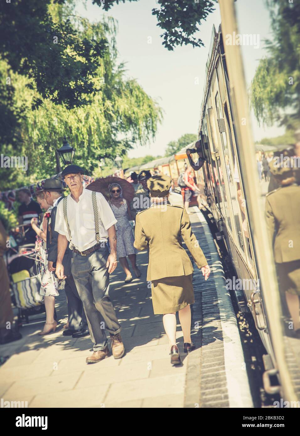 Platea alla stazione di Arley, linea ferroviaria di Severn Valley, 1940 WWII evento estivo britannico in tempo di guerra. Foto Stock