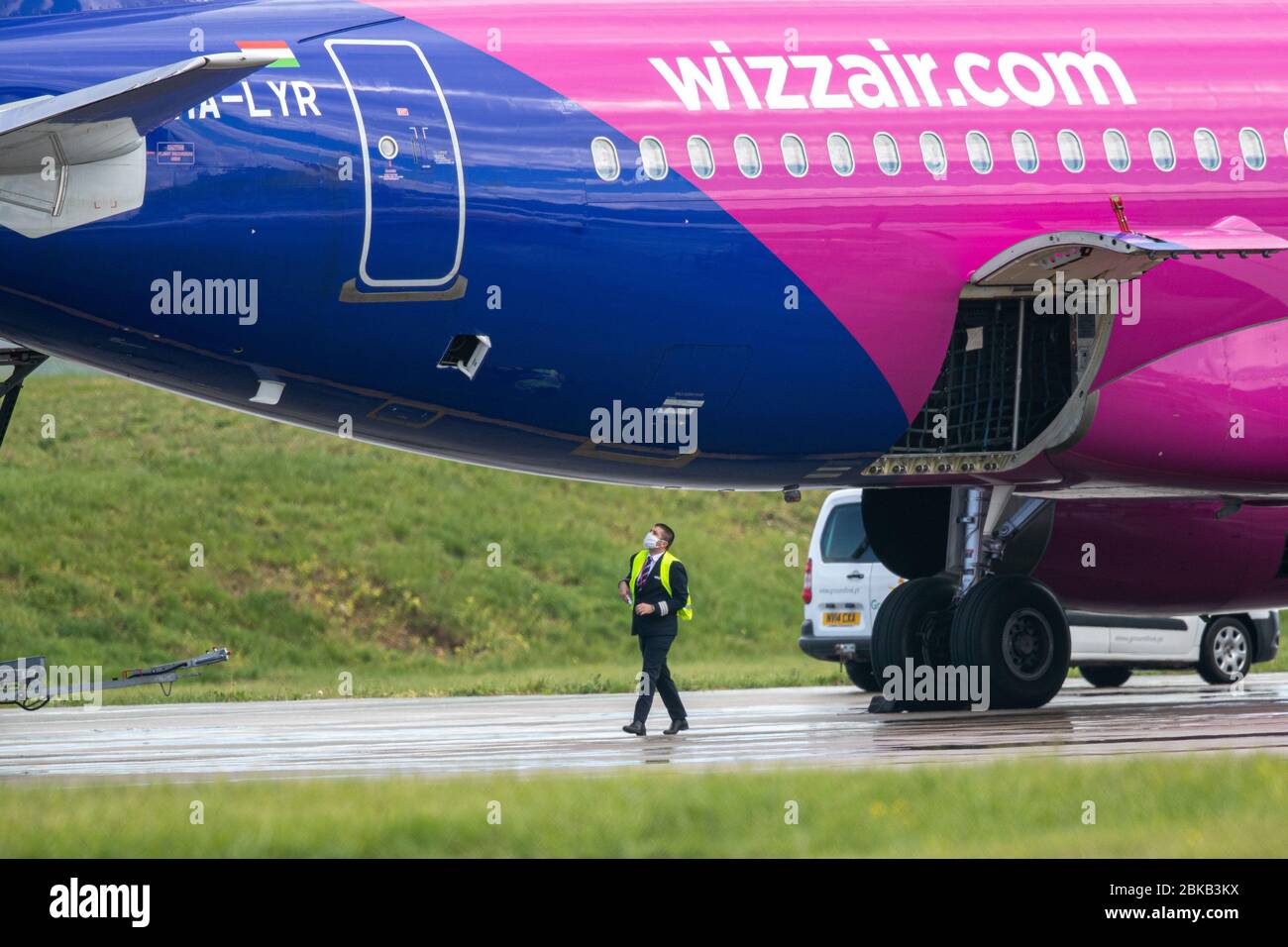 La foto del 1° maggio mostra l'equipaggio che controlla l'aeromobile Wizz Air prima che decolli a Londra Luton il venerdì a pranzo dopo che la compagnia aerea ha ripreso i voli oggi. I passeggeri che indossavano maschere facciali sono stati visti a bordo di un aereo Wizz Air a Londra Luton questo pomeriggio (venerdì), mentre la compagnia aerea ungherese a basso costo ha ripreso i voli per le destinazioni europee. Si sono tenuti a due metri di distanza quando hanno effettuato il check-in per il volo verso Sofia in Bulgaria alle 13:30 e la maggior parte, ma non tutti, hanno mantenuto la loro distanza l'uno dall'altro mentre si sono imbarcati. Altri passeggeri erano stati visti prima sbarcare dall'aereo, che era arrivato a Luton F. Foto Stock