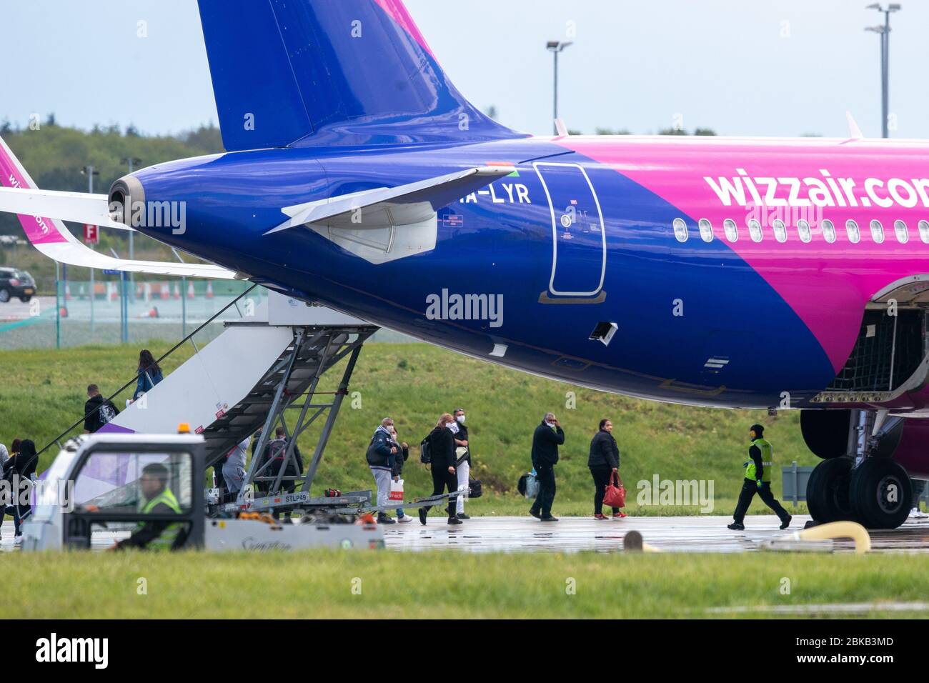 La foto del 1° maggio mostra i passeggeri che lasciano l'aereo dopo l'arrivo sul primo aeromobile Wizz Air per atterrare a Londra Luton il venerdì a pranzo dopo che la compagnia aerea ha ripreso i voli di oggi. I passeggeri che indossavano maschere facciali sono stati visti a bordo di un aereo Wizz Air a Londra Luton questo pomeriggio (venerdì), mentre la compagnia aerea ungherese a basso costo ha ripreso i voli per le destinazioni europee. Si sono tenuti a due metri di distanza quando hanno effettuato il check-in per il volo verso Sofia in Bulgaria alle 13:30 e la maggior parte, ma non tutti, hanno mantenuto la loro distanza l'uno dall'altro mentre si sono imbarcati. Altri passeggeri sono stati visti prima sbarcare dall'aereo, Foto Stock