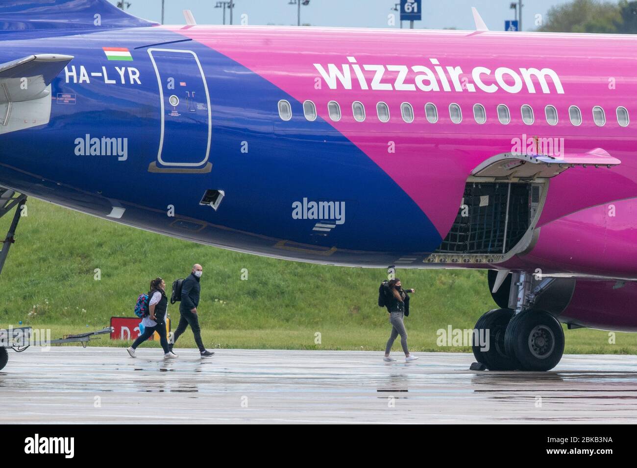 La foto del 1° maggio mostra i passeggeri che lasciano l'aereo dopo l'arrivo sul primo aeromobile Wizz Air per atterrare a Londra Luton il venerdì a pranzo dopo che la compagnia aerea ha ripreso i voli di oggi. I passeggeri che indossavano maschere facciali sono stati visti a bordo di un aereo Wizz Air a Londra Luton questo pomeriggio (venerdì), mentre la compagnia aerea ungherese a basso costo ha ripreso i voli per le destinazioni europee. Si sono tenuti a due metri di distanza quando hanno effettuato il check-in per il volo verso Sofia in Bulgaria alle 13:30 e la maggior parte, ma non tutti, hanno mantenuto la loro distanza l'uno dall'altro mentre si sono imbarcati. Altri passeggeri sono stati visti prima sbarcare dall'aereo, Foto Stock