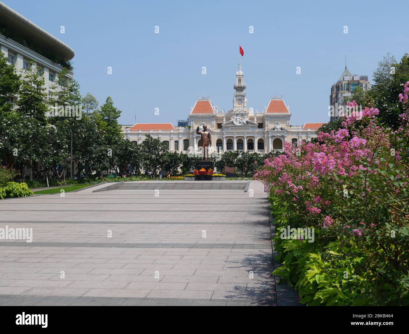 Ho Chi Minh City, Vietnam - 30 aprile 2020: Via pedonale Nguyen Hue con vista del Comitato popolare di ho Chi Minh City edificio Foto Stock