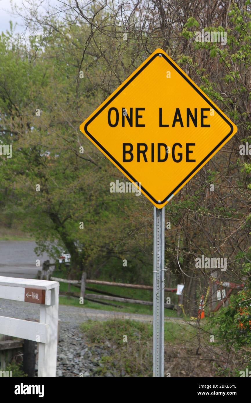 Il cartello dice: Cerca un ponte a una corsia. Foto Stock