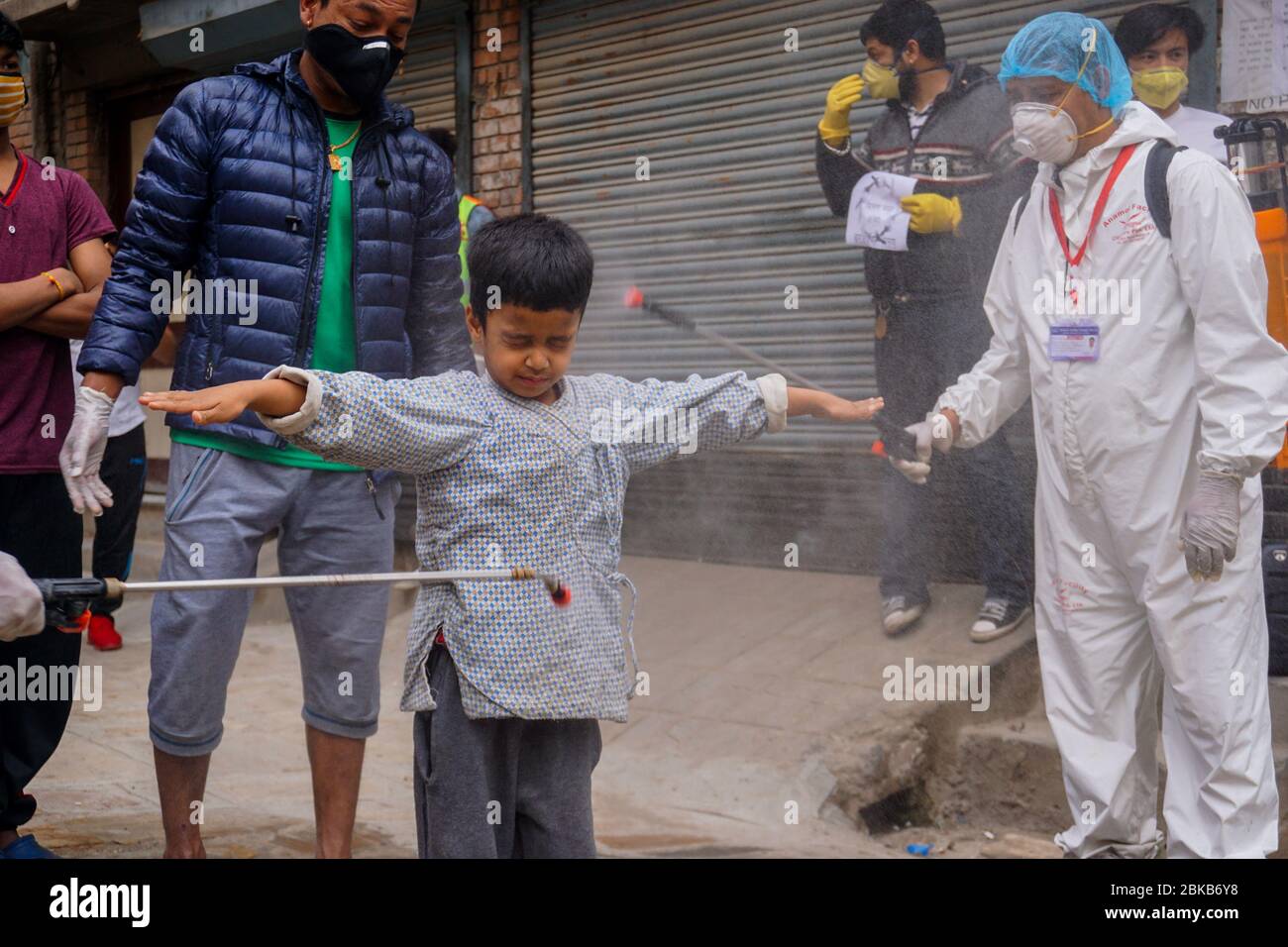 Kathmandu, Nepal. 3 maggio 2020. Un bambino che viene spruzzato con disinfettante come precauzione contro la diffusione di coronavirus durante la pandemic.Local residenti volontariato nella loro comunità di disinfettare i compagni residenti in mezzo alla situazione nazionale di blocco e di minaccia del virus corona. Credit: Sunil Pradhan/SOPA Images/ZUMA Wire/Alamy Live News Foto Stock