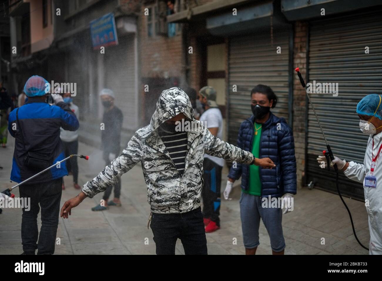 Kathmandu, Nepal. 3 maggio 2020. Un residente che viene spruzzato con disinfettante come precauzione contro la diffusione di coronavirus durante la pandemic.Local residenti volontariato nella loro comunità di disinfettare i compagni residenti in mezzo alla situazione nazionale di blocco e di minaccia del virus corona. Credit: Sunil Pradhan/SOPA Images/ZUMA Wire/Alamy Live News Foto Stock