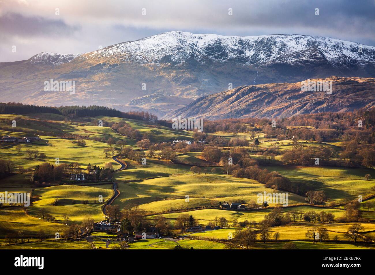 La valle di Hawkshead da Latterbarrow verso l'Old Man of Coniston e il Coniston Fells in inverno, Lake District, Inghilterra Foto Stock