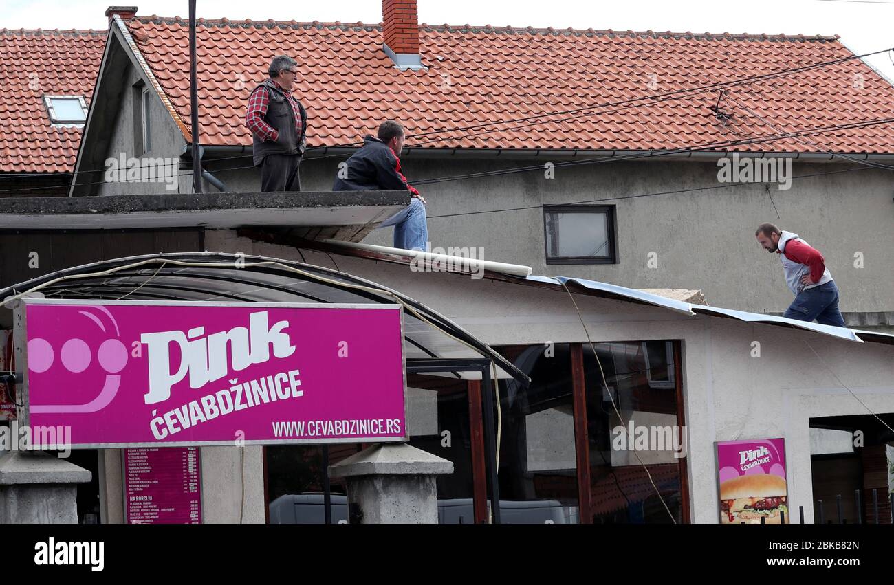 Belgrado, Serbia. 3 maggio 2020. I lavoratori stanno finalizzando l'espansione del ristorante grazie a una nuova legge sul mantenimento della distanza, in mezzo al coronavirus in corso COVID-19 pandemic. Il governo serbo ha deciso di allentare alcune misure restrittive, caffè e ristoranti saranno riaperti dal maggio 4, e centri commerciali saranno riaperti dal maggio 8, in conformità con le norme dell'Istituto di sanità pubblica. Credit: Koca Sulejmanovic/Alamy Live News Foto Stock