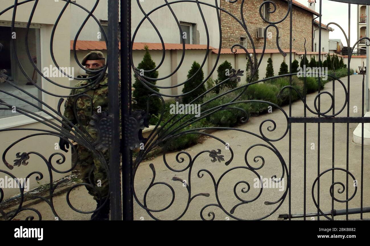 Belgrado, Serbia. 3 maggio 2020. Il soldato assicura il cancello d'ingresso della casa di cura dove le visite sono vietate, in mezzo al coronavirus in corso COVID-19 pandemic. In Serbia sono vietate le visite in tutte le case di cura a causa della pandemia in corso della malattia COVID-19 causata dalla SARS-cov-2. Credit: Koca Sulejmanovic/Alamy Live News Foto Stock