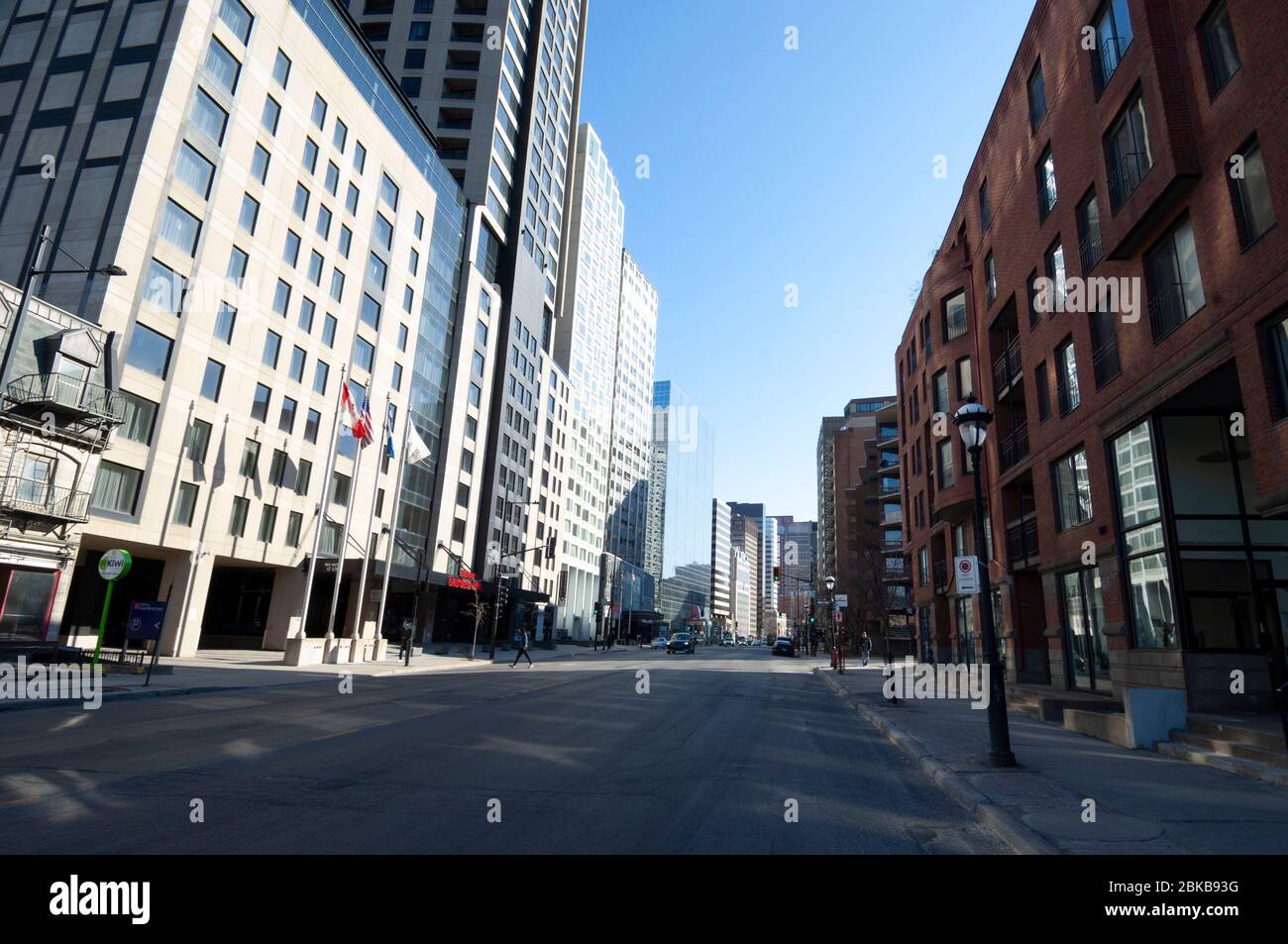 MONTREAL, CANADA - 28 APRILE 2020: Durante il blocco Covid19, Rue Sherbrooke mostra chiaramente l'impatto della pandemia sul traffico su uno dei più Foto Stock