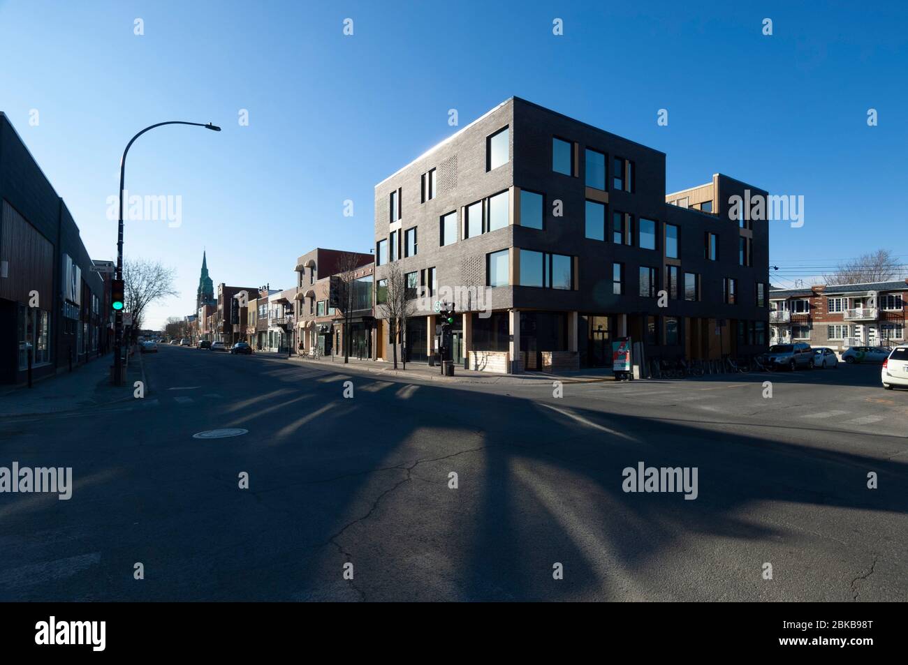MONTREAL, CANADA - 28 APRILE 2020: Durante il blocco Covid19, Rue Saint Hubert mostra chiaramente l'impatto della pandemia sul traffico su uno dei MO Foto Stock