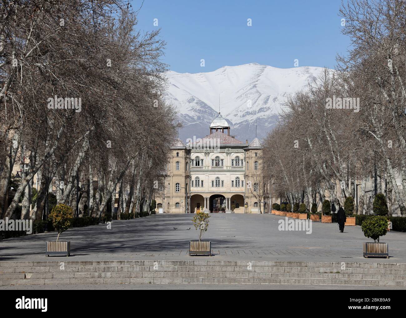 Bagh-e Melli (Giardino Nazionale) con l'Università di Tehran di Arte in Buidling e neve coperto Monte Alborz, Teheran, Iran, Persia, Medio Oriente. Foto Stock