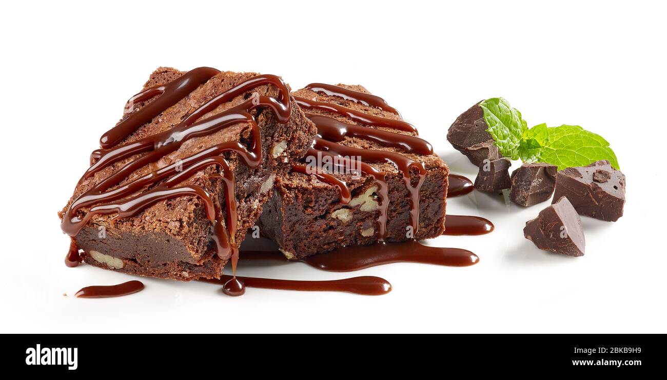 pezzi di torta al brownie con salsa al cioccolato isolato su sfondo bianco Foto Stock