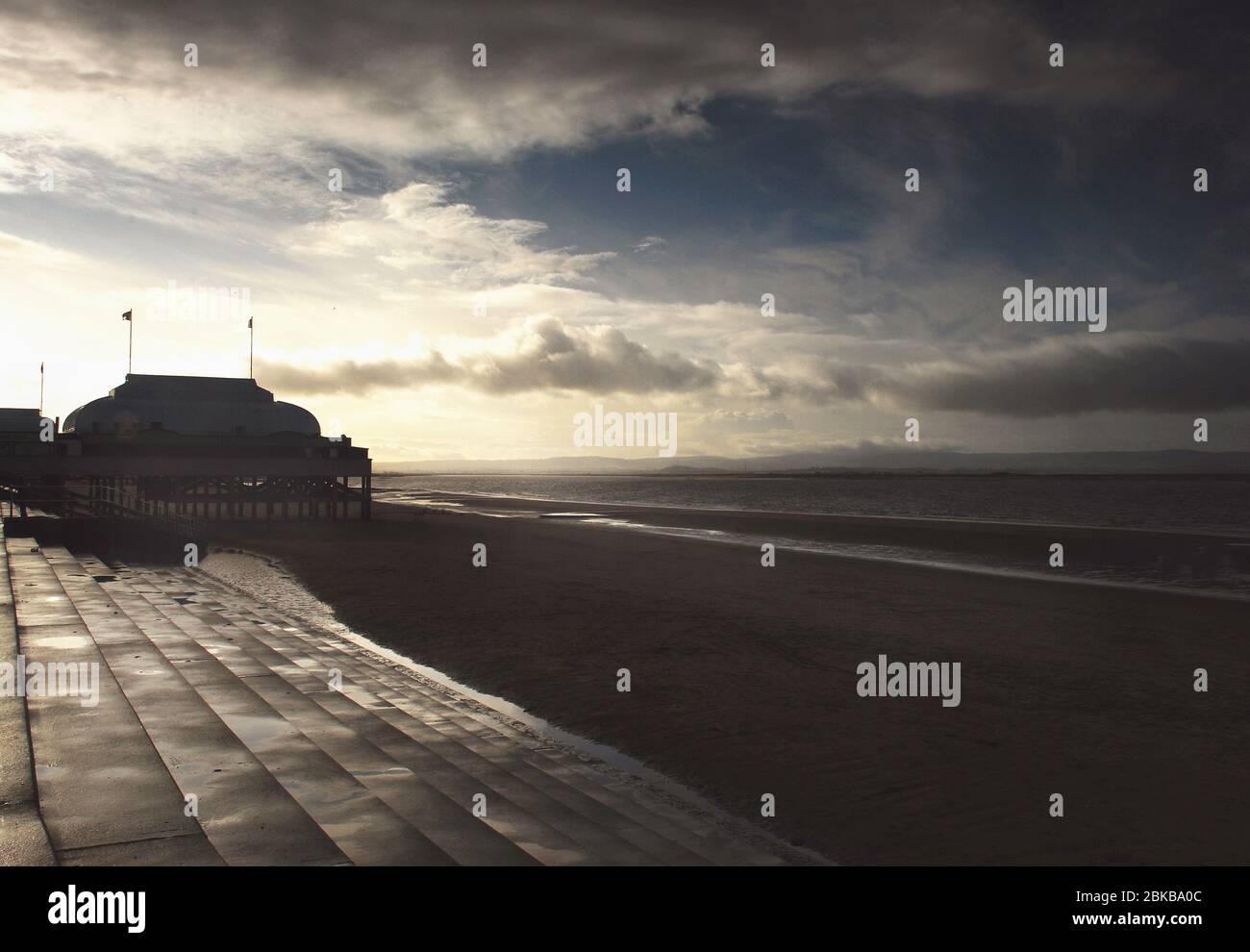 Burnham sul molo del mare con un cielo stormy, Burnham, Somerset, Inghilterra Foto Stock