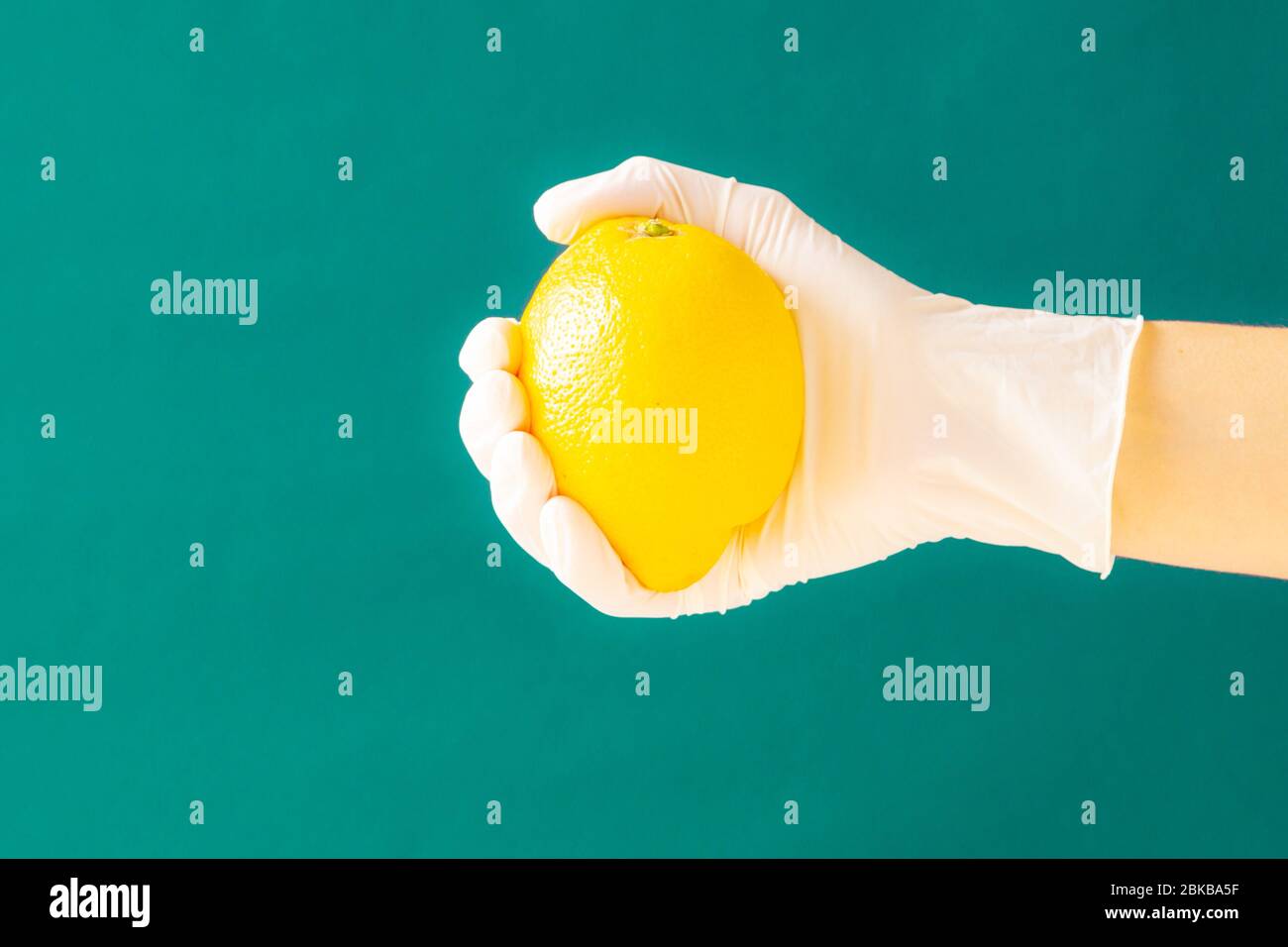 Guanti di gomma bianca per il limone. Coronavirus. Spazio di copia. Foto Stock