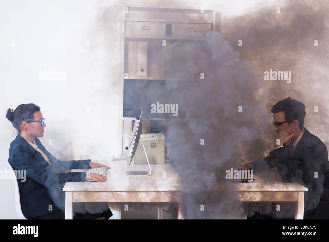 Primo piano di incendi che si bruciano all'interno della cabina dell'ufficio durante i lavori. Uomini e donne lavorano in ufficio in un incendio. Concetto di cortocircuito e incidenti. SOS e. Foto Stock
