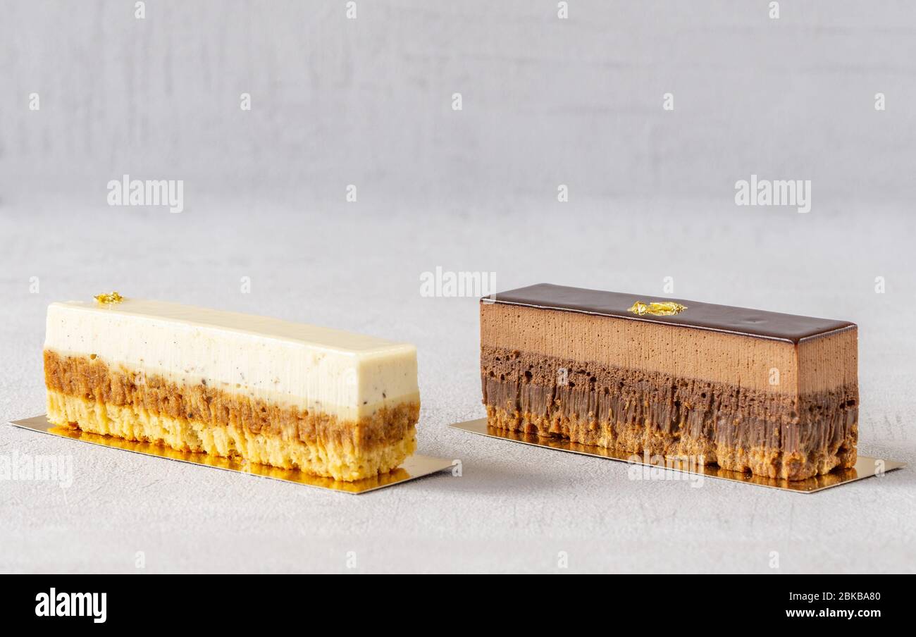 Due dolci francesi a strati da forno isolato. Foto Stock