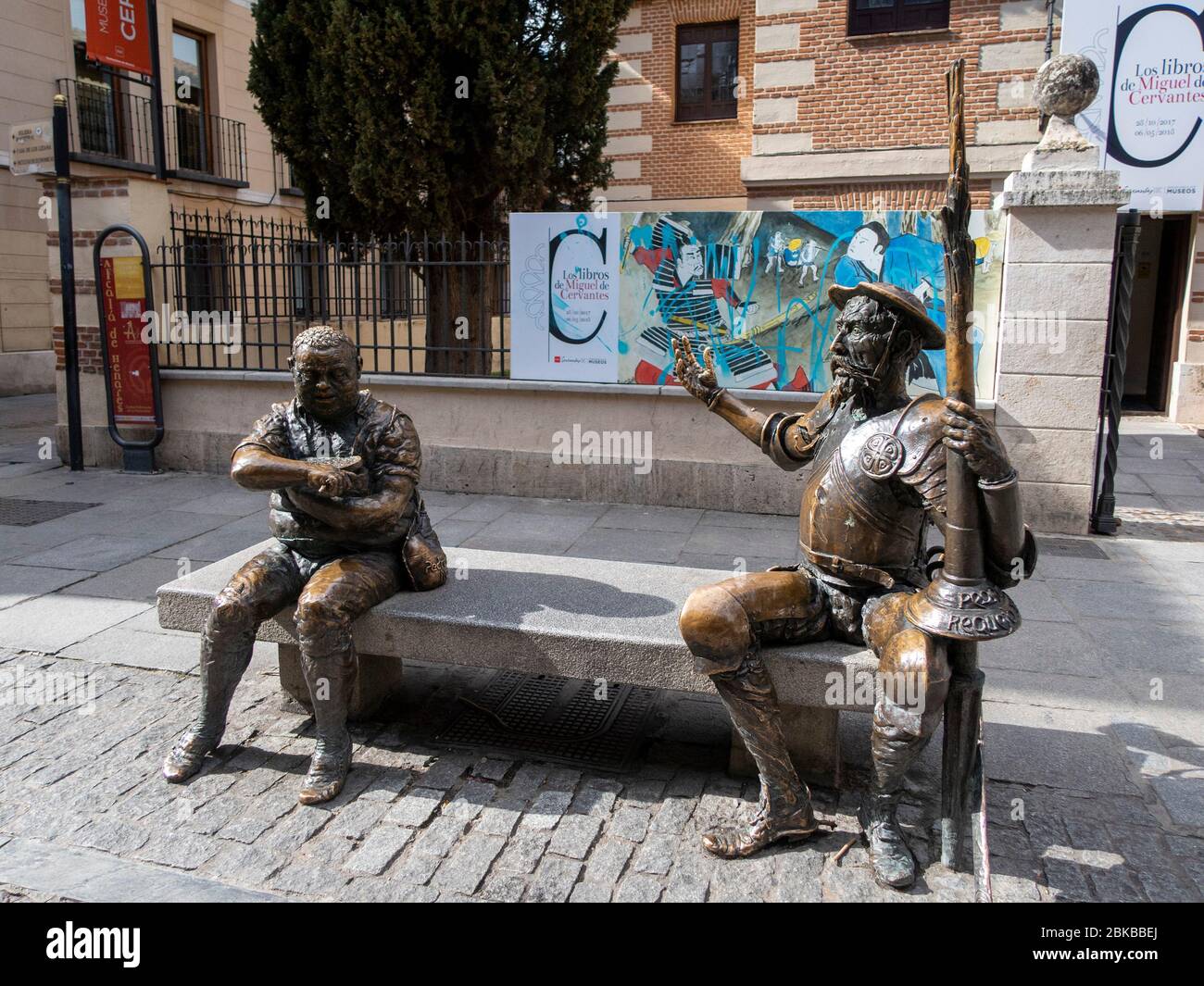 Statue in bronzo di Don Chisciotte de la Mancha e del suo scudiero Sancho Panza di fronte al Museo della casa natale di Cervantes a Alcalá de Henares, Spagna Foto Stock Statue in bronzo di Don Chisciotte de la Mancha e del suo scudiero Sancho Panza di fronte al Museo della casa natale di Cervantes a Alcalá de Henares, Spagna Foto Stock