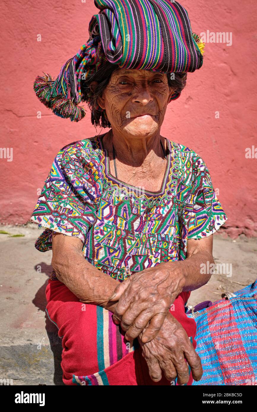 Ritratto di una donna appartenente alla comunità Ixil vestita con i colorati abiti tradizionali fatti con lana. Foto Stock