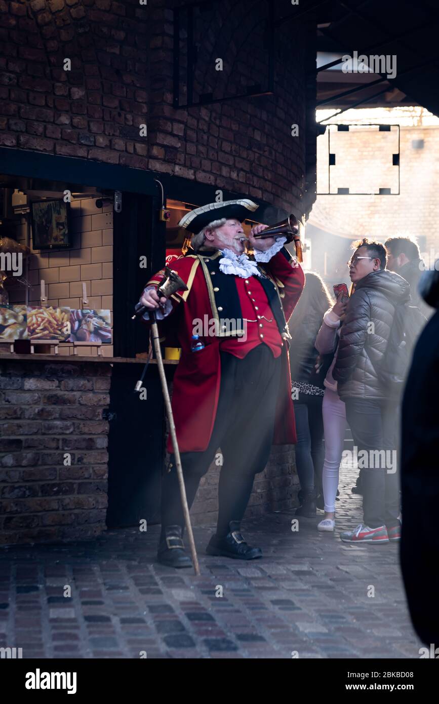 La luce del sole spettacolare e il detentore del record di Guinness Alan Myatt il Crier della città a Camden Market a Londra Inghilterra Foto Stock