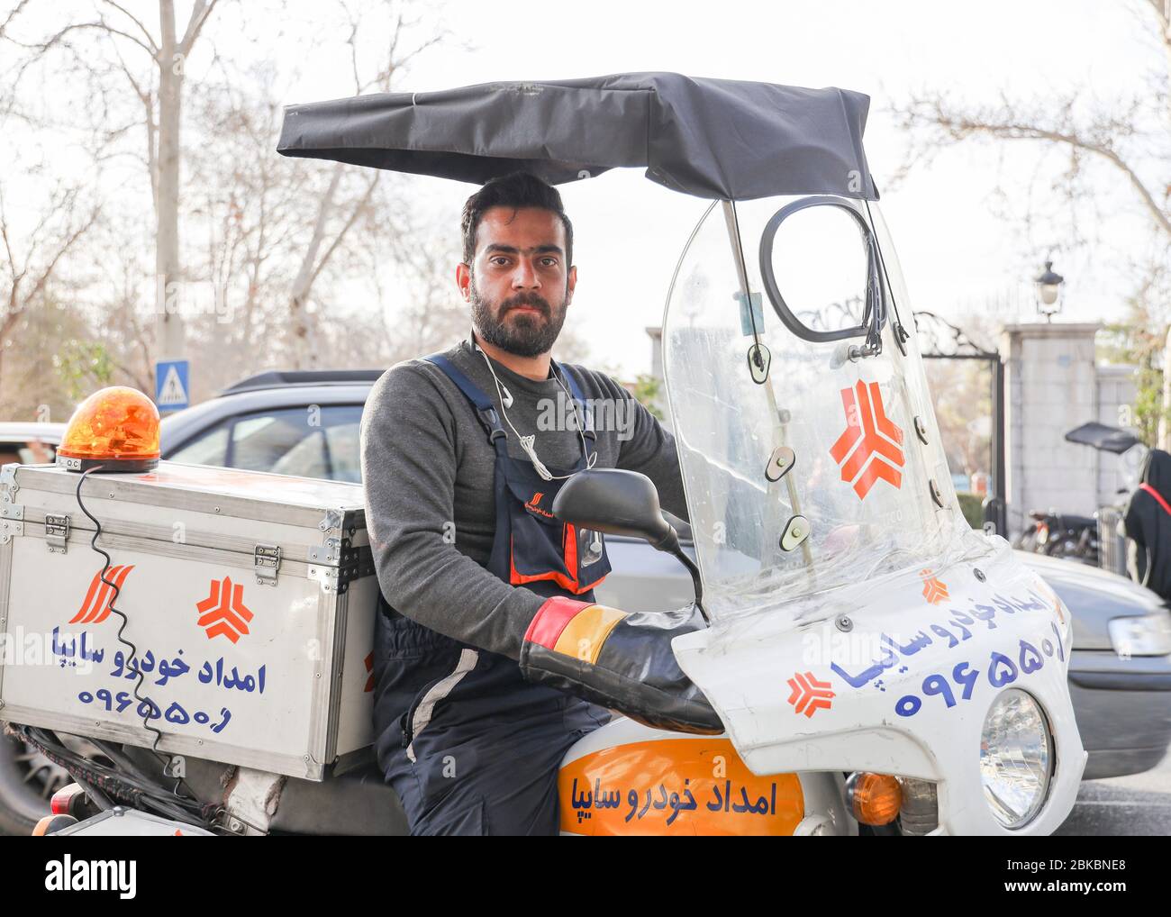 Meccanico di soccorso in moto a Teheran, Iran, Persia, Medio Oriente. Foto Stock