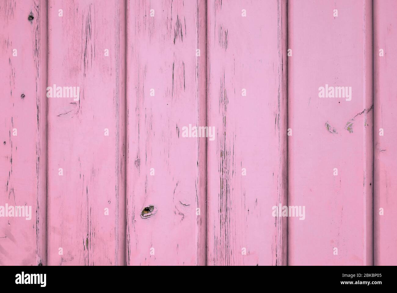 Morbido sfondo pastello di legno naturale color rosa con tavole verticali. Foto Stock