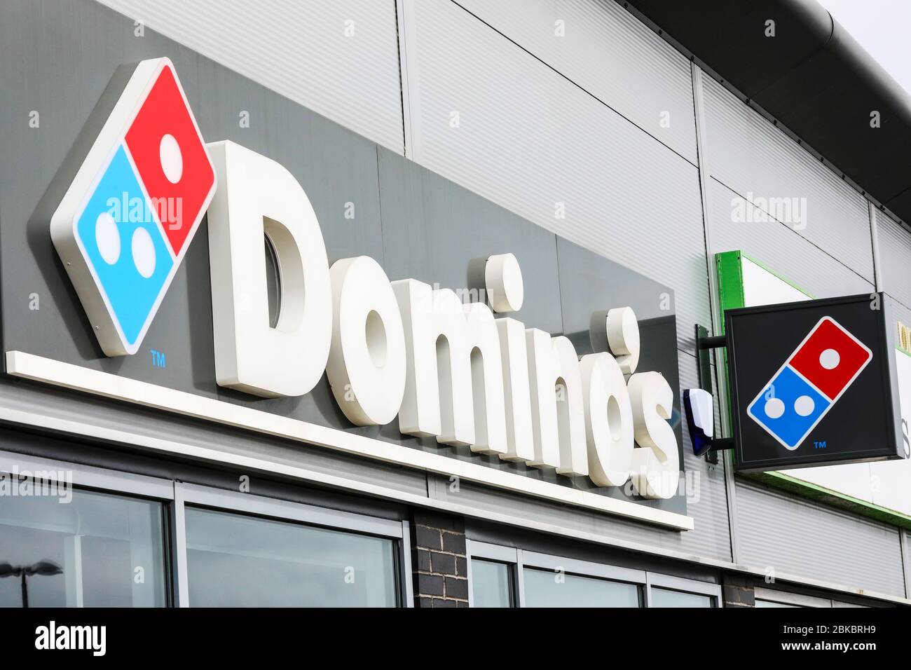 Logo aziendale per Dominos fast food e pizzeria ristorante e carrout, Kilwinning Foto Stock