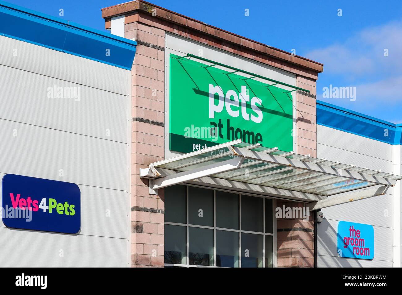 Logo aziendale e nome di Pets at Home, negozio di articoli per animali domestici, Irvine, Scozia Foto Stock