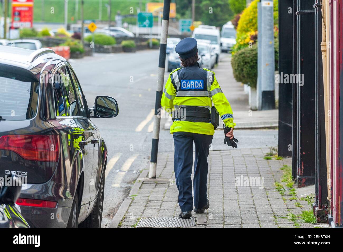 Bandon, West Cork, Irlanda. 3 maggio 2020. Nel mezzo della pandemia di Coronavirus, una sola donna sergente del Garda percorre le strade di Bandon garantendo ai cittadini di non fare viaggi inutili. Credit: AG News/Alamy Live News Foto Stock