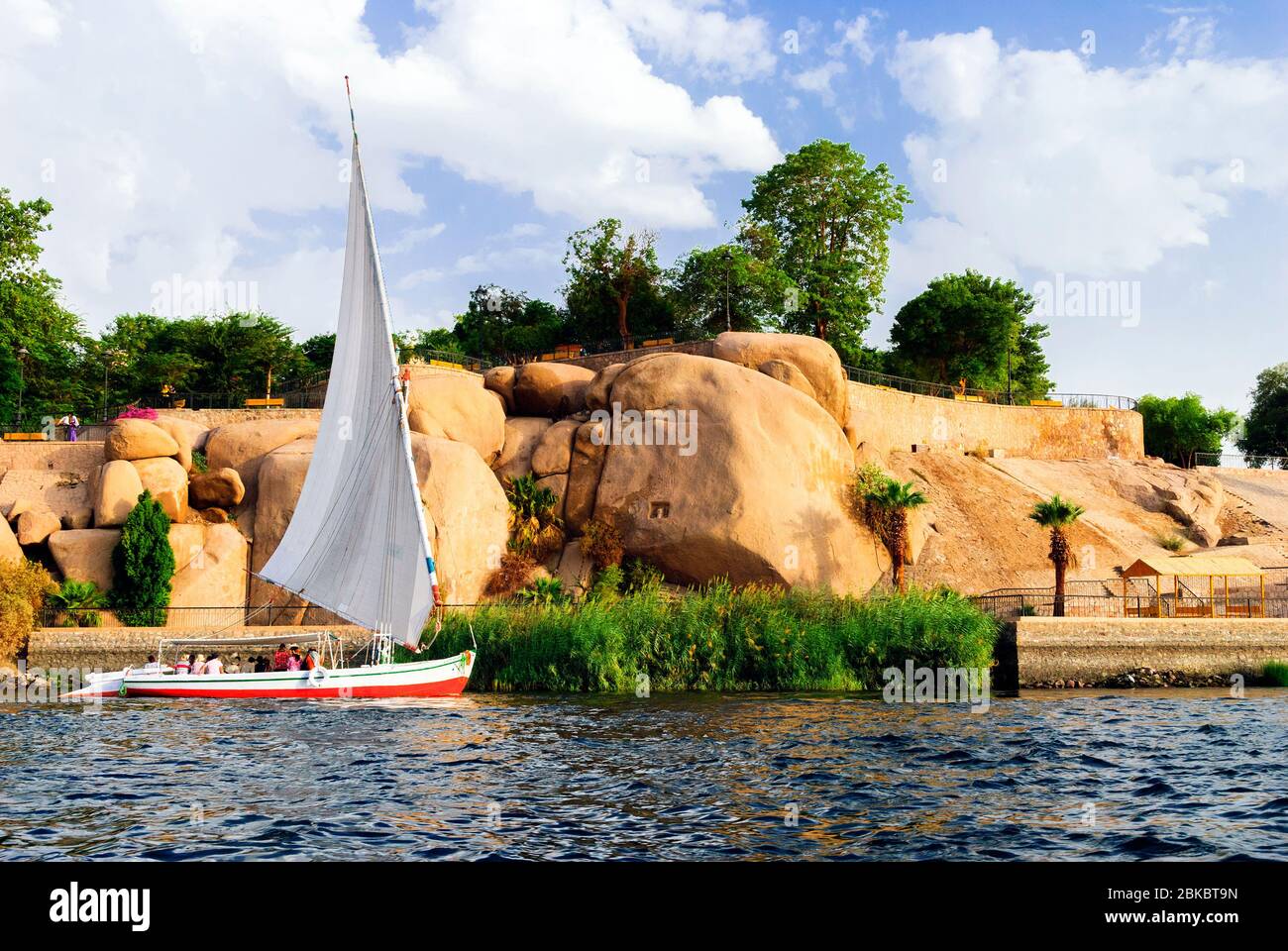 Barche con turisti sul fiume Nilo vicino Isola Elefantina - Aswan, Alto Egitto Foto Stock