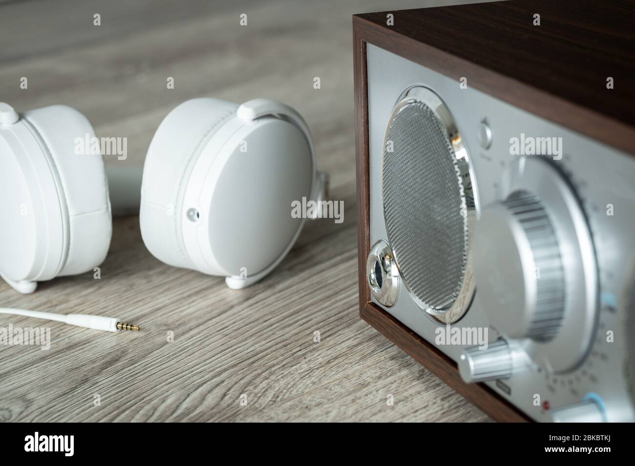 radio con cuffie bianche. Concetto di ascolto creativo Foto Stock