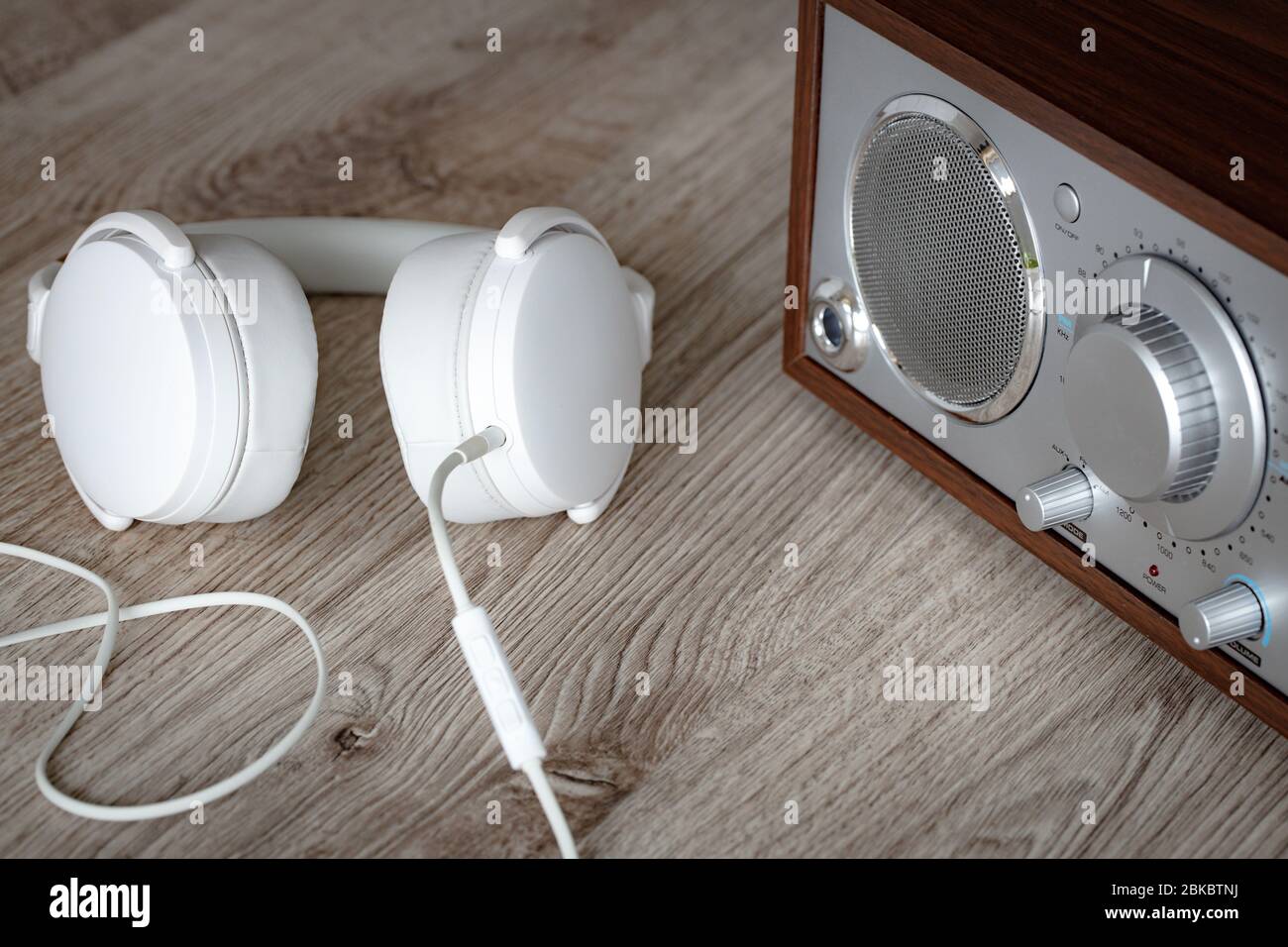 radio con cuffie bianche. Concetto di ascolto creativo Foto Stock