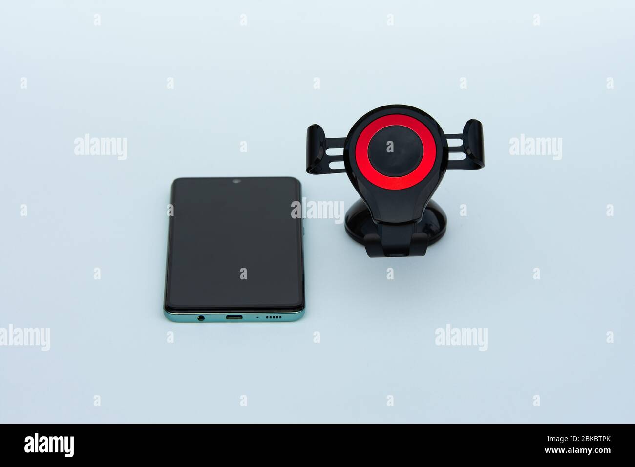Supporto per auto per smartphone su sfondo bianco. Foto Stock