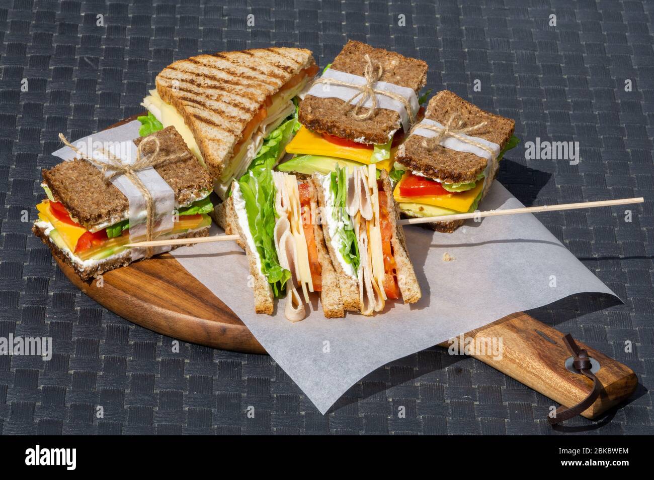 Club panini su un tagliere. Pranzo salutare, colazione o spuntino. Foto Stock