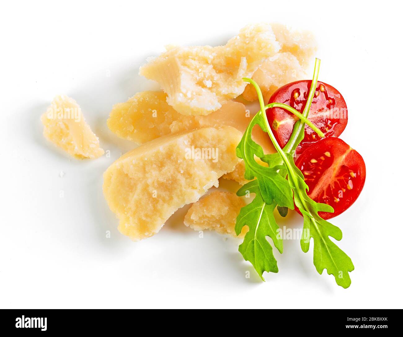 pezzi di parmigiano isolati su sfondo bianco, vista dall'alto Foto Stock
