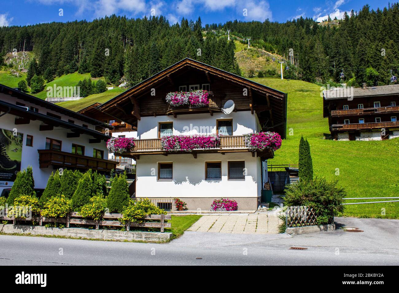 Tux, Austria - 11 agosto 2019: Chalet tradizionali nella Valle di Tux, Tirolo Foto Stock