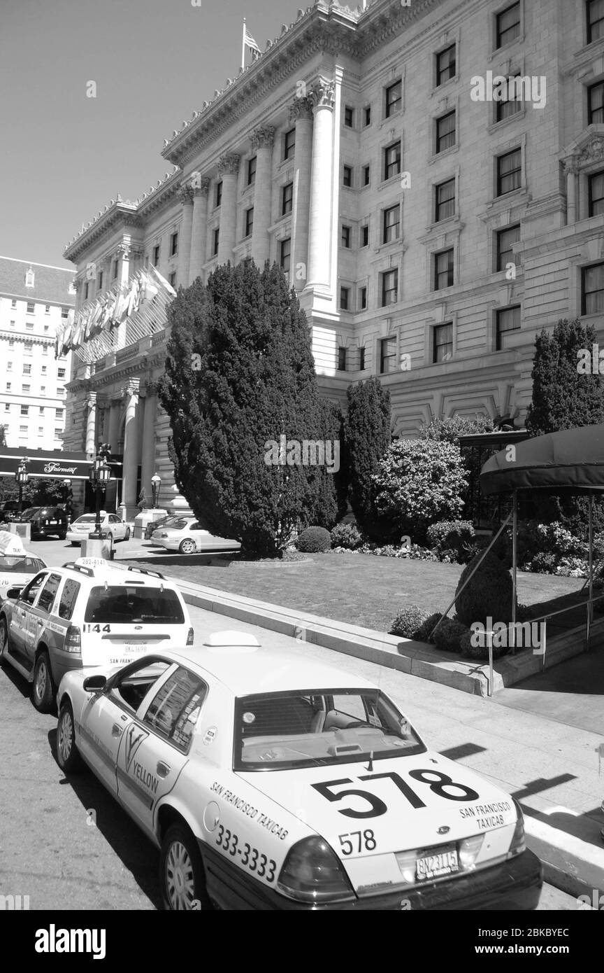 Auto di polizia in San Francisco California Stati Uniti San Francisco polizia edifici governo polizia stazione polizia polizia polizia polizia polizia polizia polizia auto bandiera fuori Foto Stock