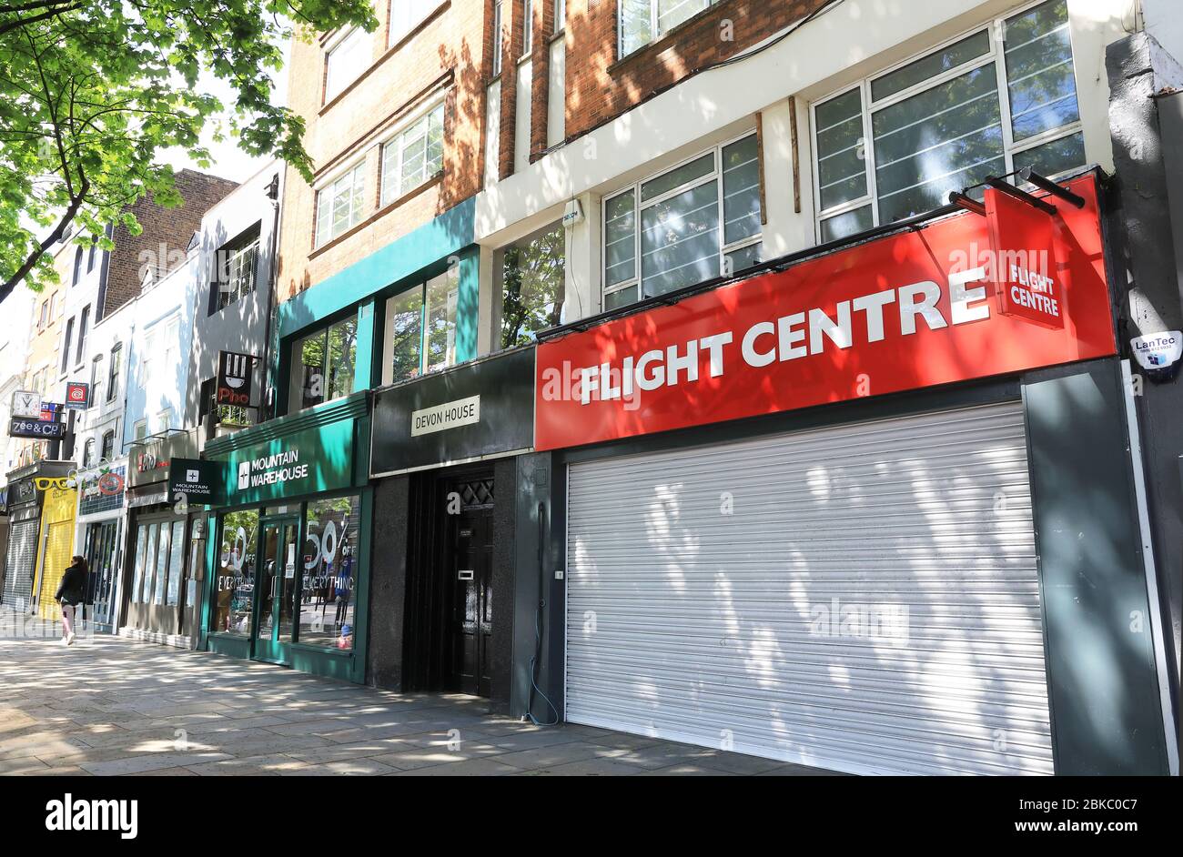 Il Flight Centre e altri negozi sono chiusi nel blocco dei pandemici dei coronavirus, a Islington, Londra, Regno Unito Foto Stock