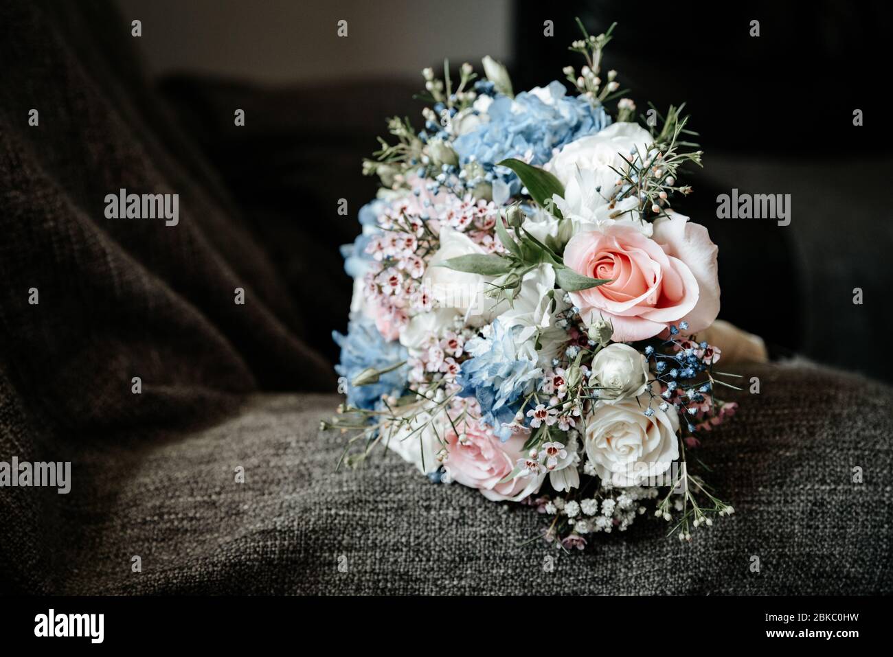 Bouquet nuziale con rose bianche, margherite e frutti di bosco rossi Foto Stock