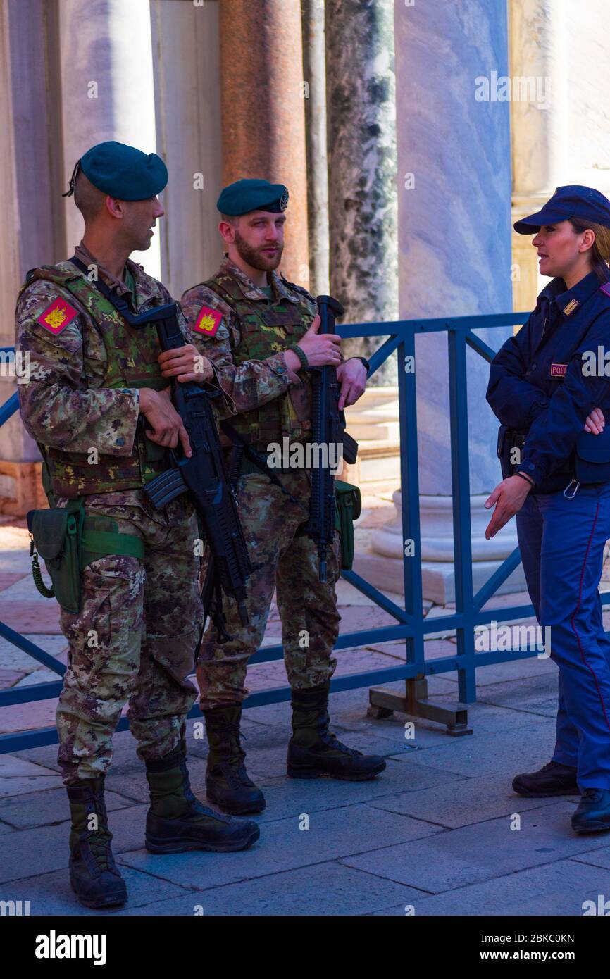 Poliziotti italiani che sorvegliano Piazza San Marco` di fronte alla Basilica di San Marco,Basilica di San Marco,Venezia,Veneto,Italia Foto Stock
