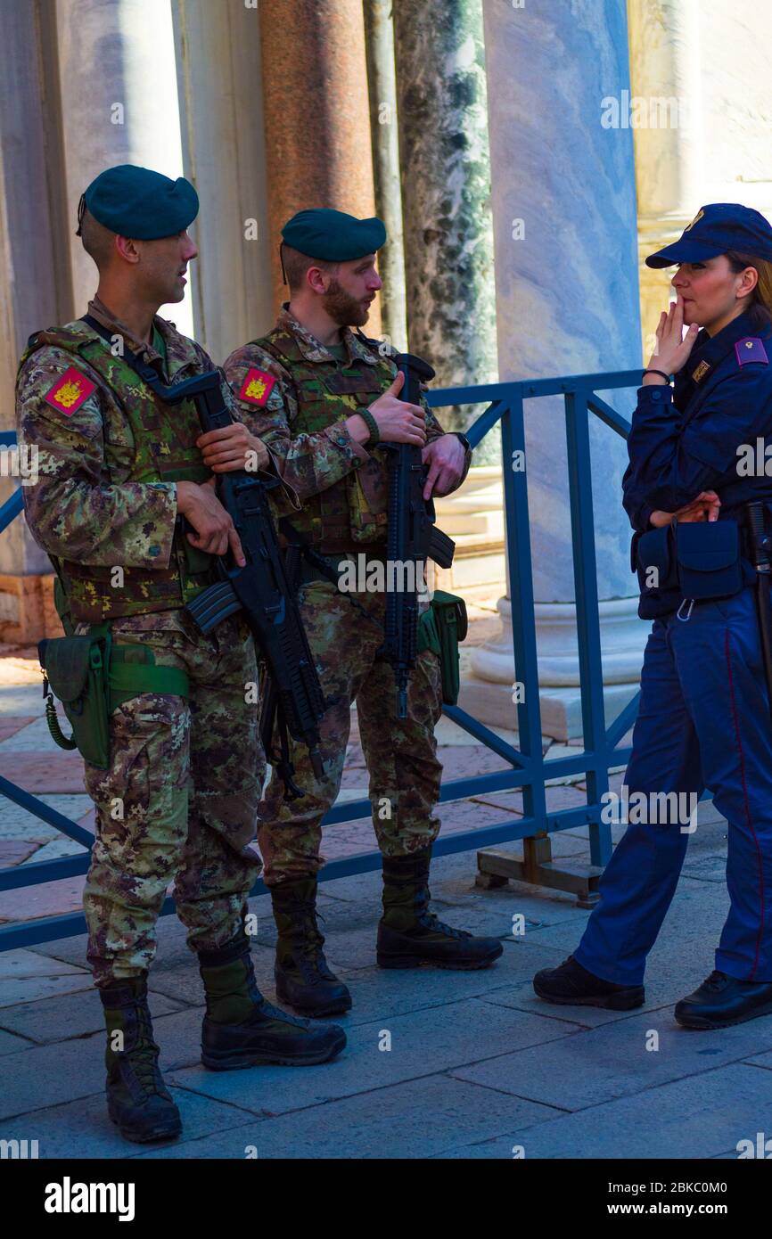 Poliziotti italiani che sorvegliano Piazza San Marco` di fronte alla Basilica di San Marco,Basilica di San Marco,Venezia,Veneto,Italia Foto Stock