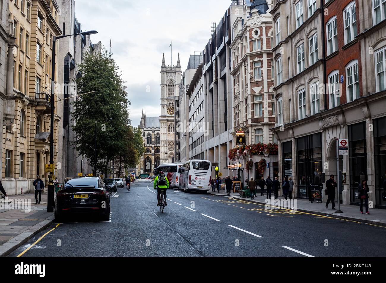 Londra, Regno Unito - 8 ottobre 2018: Vista di Tothill Street con Westminster Abbey sullo sfondo Foto Stock