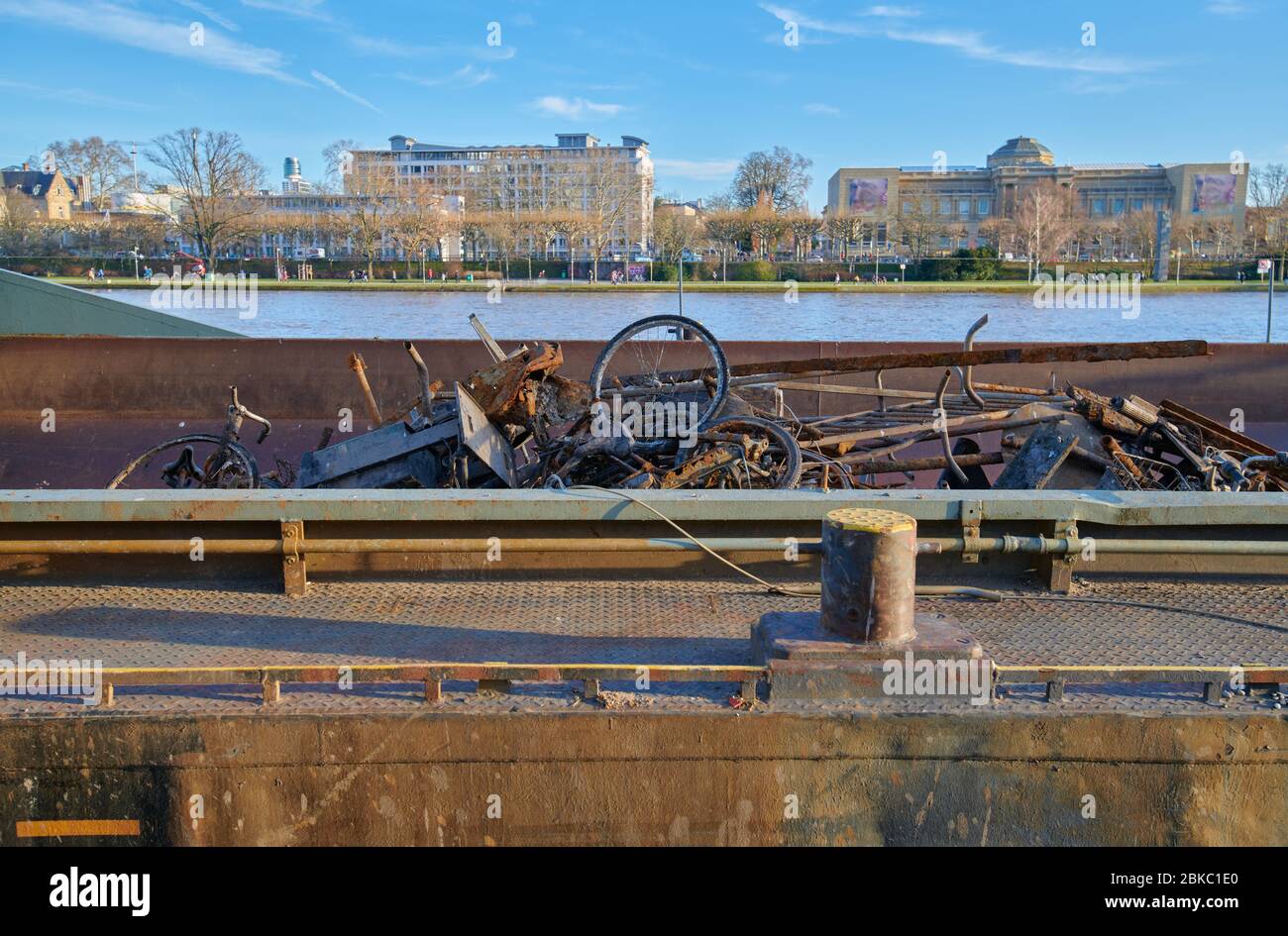 Il ferro si ritrae su una barca, sul fiume Reno, con vista sul fiume del museo di Francoforte sullo sfondo Foto Stock
