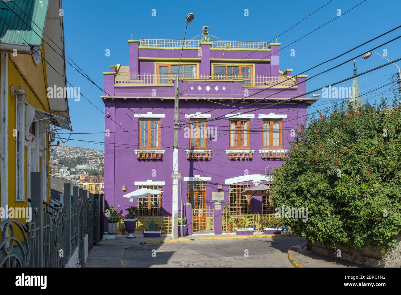 Bellissimo edificio tradizionale viola a Valparaiso, Cile Foto Stock