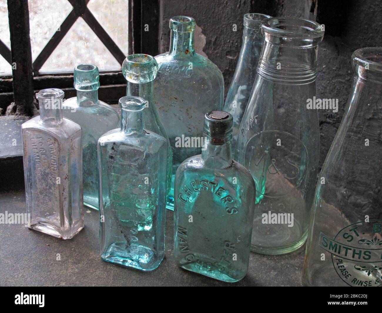 Bottiglie di vetro vittoriano latte e medicina, riciclabili Foto Stock
