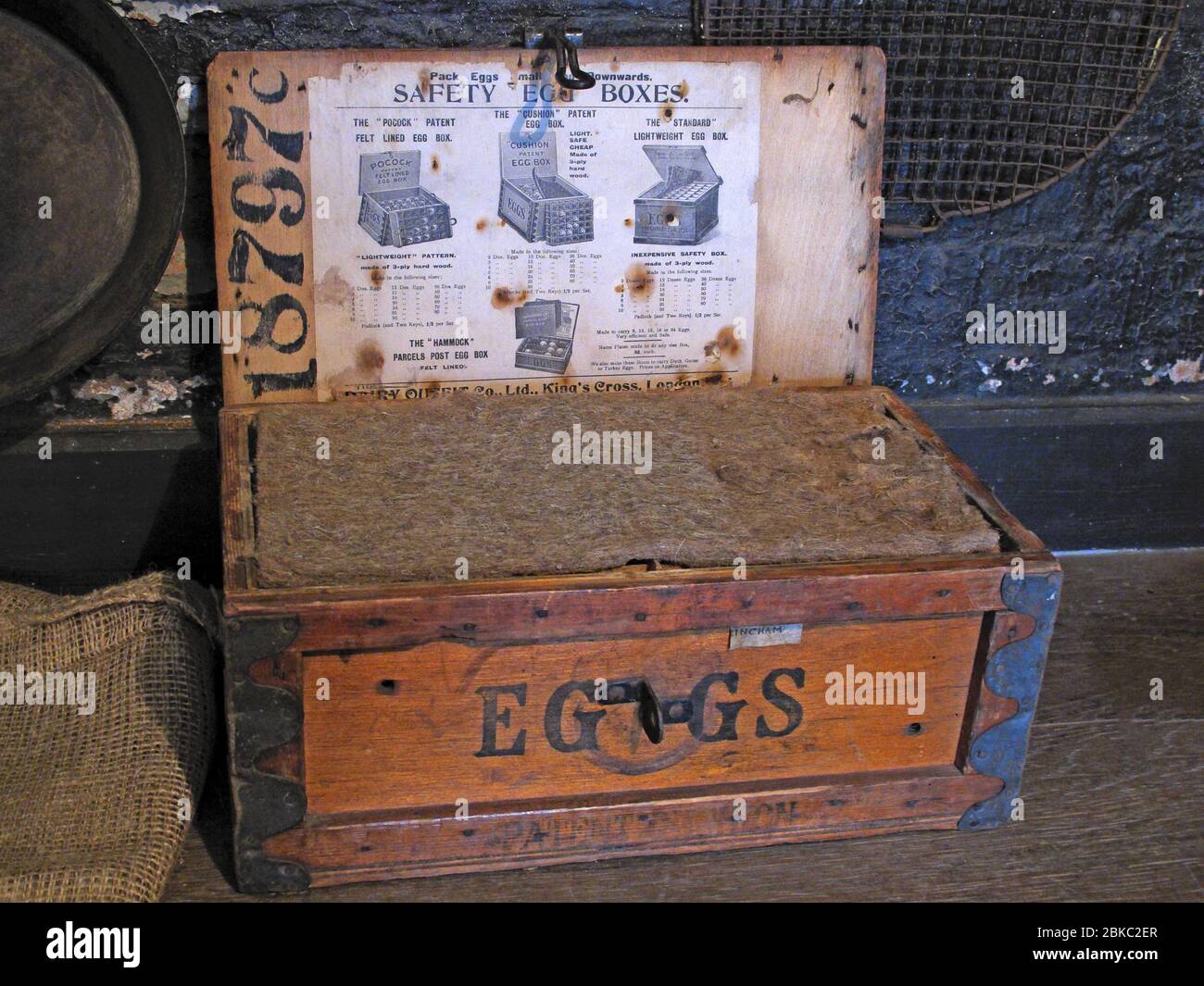 Pocock Safety Egg Box, Pocock's Patent, scatola di legno, Cheshire, Inghilterra, Regno Unito Foto Stock