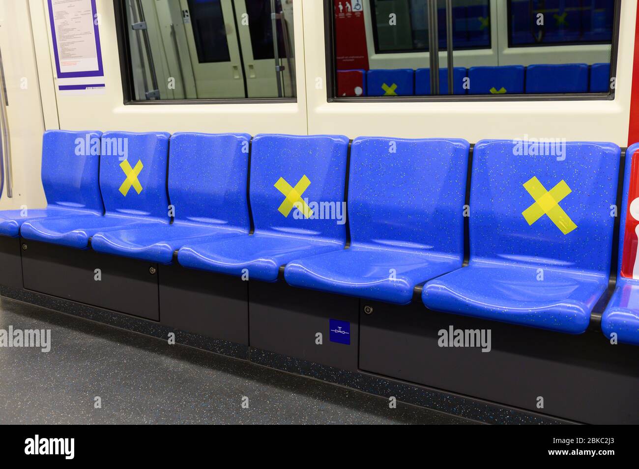 Posto a distanza della metropolitana per un posto da altre persone mantenere la distanza proteggere dal virus covid-19 Foto Stock